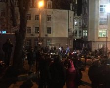 Активісти заблокували Насірова в будівлі суду: вимагають справедливості