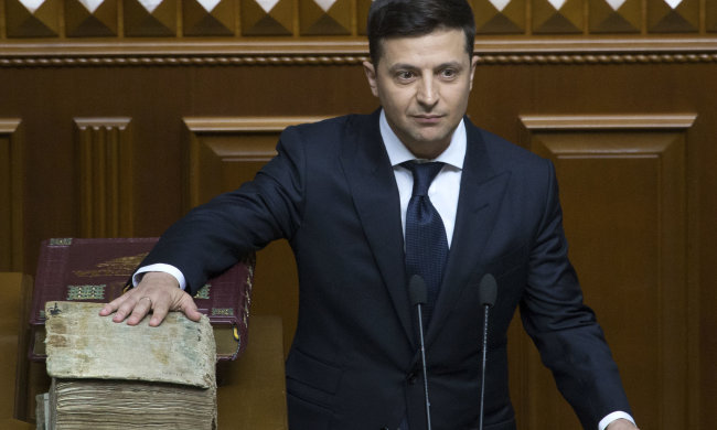 У Зеленского собрались менять Конституцию: чего ожидать украинцам