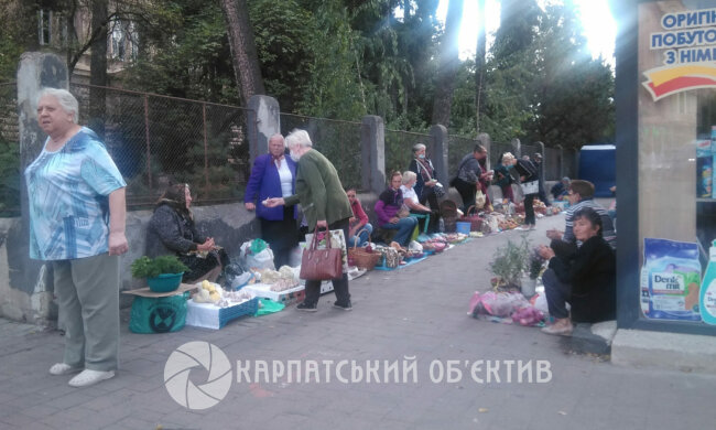 В Ужгороді біля хімічного факультету розгорнули вуличну торгівлю, фото life.ko.net.ua