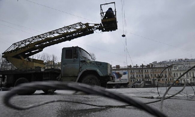 Одесский ураган выбил людям стекла и оборвал электролинии (фото)