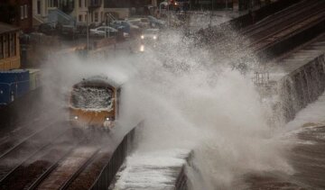Скасування рейсів і затоплення: на Великобританію обрушився Доріс