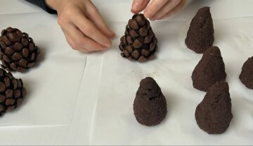 Новогодние "шишки": фото скрин Ютуб