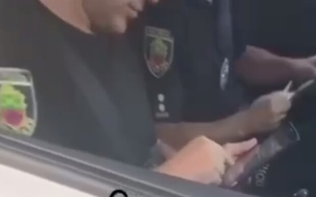 Патрульні поліцейські, кадр з відео