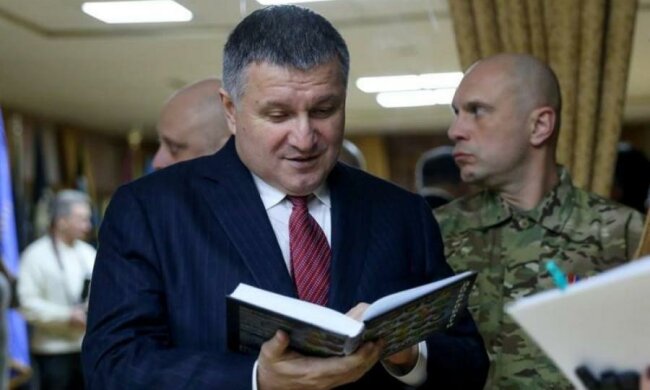 Кровь из ушей: рэп-батл с "лысым псом Авакова" поставил на уши сеть