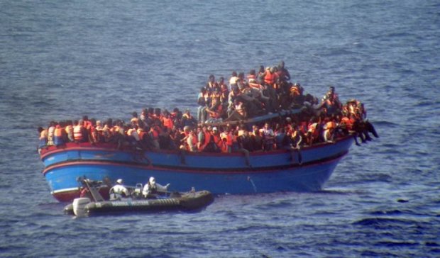 Біля Малайзії зазнало аварії судно з мігрантами
