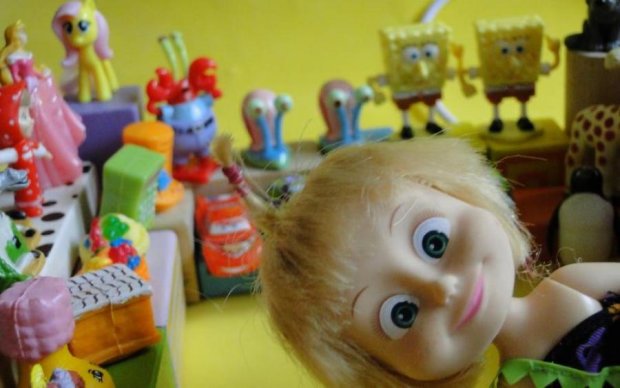 Удушение и крики: отчаянный махач за детскую игрушку попал на видео