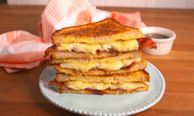 Французький тост з шинкою і сиром чеддер