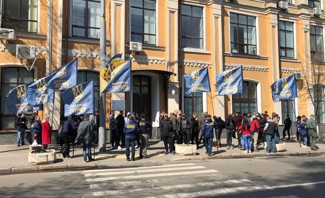 “Национальный Корпус” требует наказать Порошенко за общие борды с Путиным