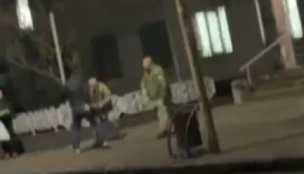 На Закарпатье двое пьяных мужчин прицепились к работнику военкомата. Фото скриншот с Telegram