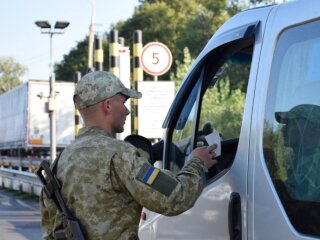 Прикордонник перевіряє документи. Фото: dpsu.gov.ua