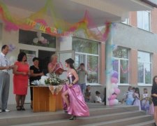 По ускоренной программе: как луганские боевики выпускников "поздравили"