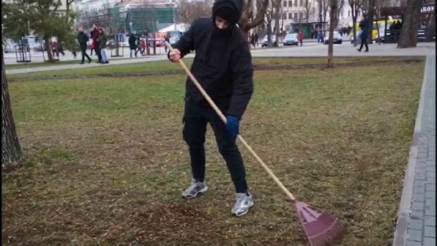 З мітлою та у рукавицях, як покарали вандала з Алеї Митців у Києві
