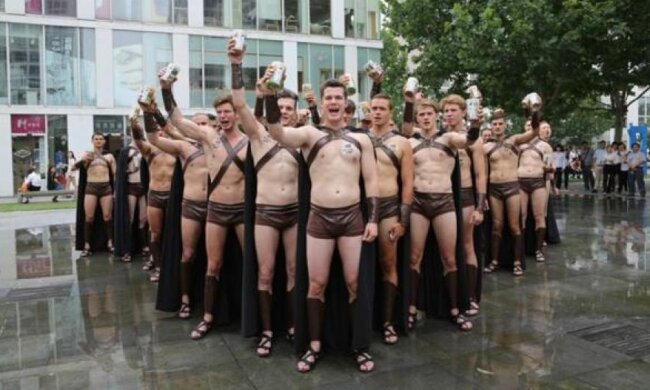 У Пекіні поліція розігнала напівголих "спартанців" (фото)