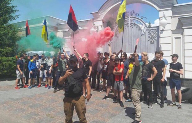 "Ганьба! Ганьба!": активісти палять шини під особняком Порошенка, все затягнуто чорним димом