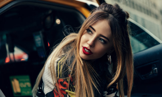 Блондиночка Дорофєєва захопила розкішними ногами: просто ідеальна