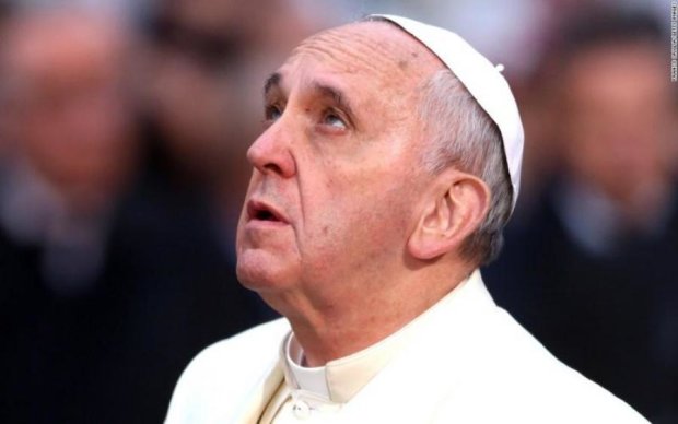 Кровь капала: Папа Римский получил травму в поездке