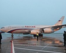 Ліжко розміром зі стадіон і золотий унітаз: в мережу злили фото літака Путіна