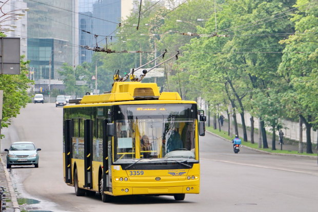 В Киеве троллейбус изменил маршрут и неожиданно провалился в преисподнюю: жуткие кадры