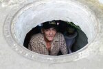 Семейная пара 22 года живет в канализации - очевидцы зашли в жилище и ахнули