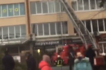 У Хмельницькому полум'я охопило ТРЦ, люди терміново евакуюють: "Стрибають у вікна"