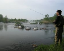 "Ми всі хворіємо, це просто екологічна катастрофа", - на Миколаївщині річка забарвилася в підозрілий колір, мешканці в паніці