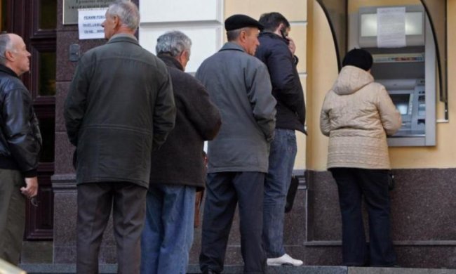 Банки масово блокують картки українців і вимагають документи: що відбувається