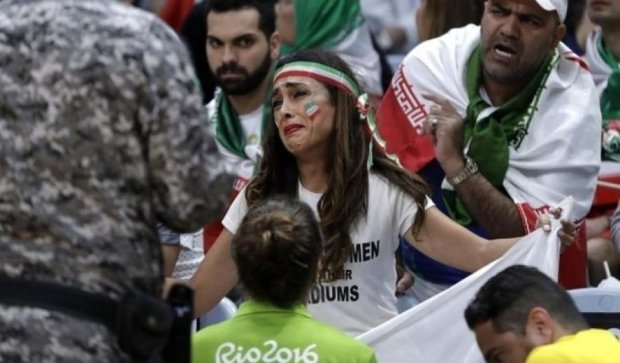 Женщины - не люди: иранскую активистку выгнали со стадиона за протест