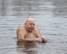 Можно снова воровать: купания нардепов на Крещение порвали сеть