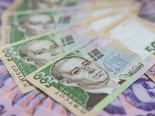 Пенсии депутатов: деньги и гривны