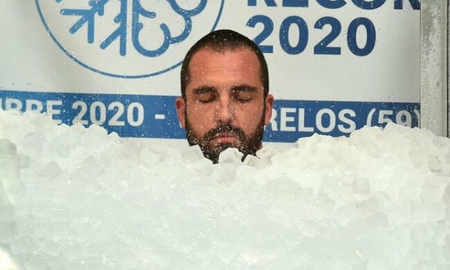 Бесстрашный мужчина заморозил себя в камере со льдом: невероятный рекорд потряс мир