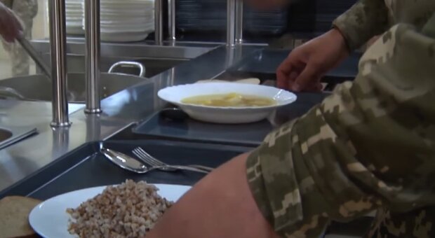 Харчування військових. Фото: кадр з 