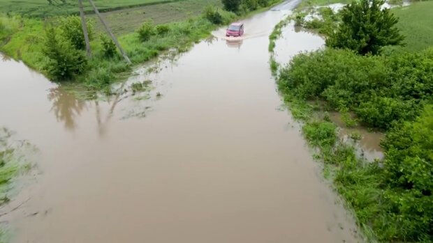 На Франківщині злива відрізала село від цивілізації - полонені "великої води" в жаху