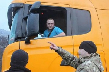 На Закарпатті блокують 12 російських вантажівок (фото)
