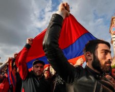 Блокування всіх доріг та аеропорту: в Єревані почався тотальний страйк