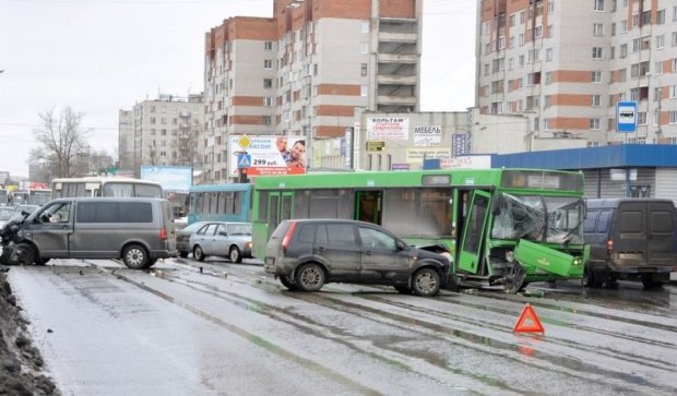 В Киеве Ford не разминулся с автобусом
