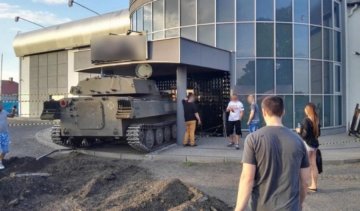 Поляк "въехал" в ночной клуб на танке