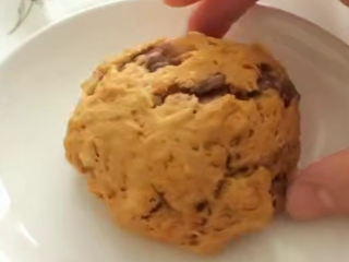 Тыквенное печенье с орехами и шоколадом, кадр из видео