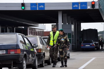 Розмитнення євроблях: українцям пояснили, кому доведеться "позолотити ручку"