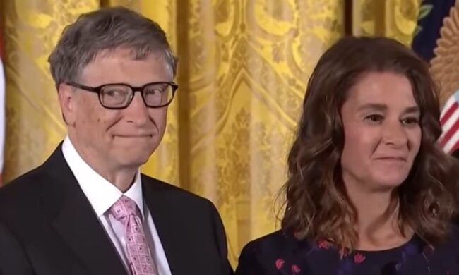 Білл Гейтс з дружиною, скріншот з відео