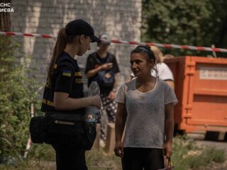 Рятувальники ДСНС на місці ракетного удару в Дарницькому районі Києва