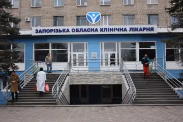 Лицо в бинтах и боль в душе: в Запорожье обваренная кипятком женщина впервые обняла детей