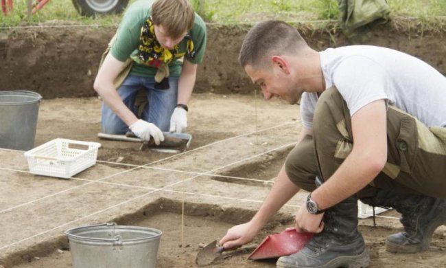 Не повірите своїм очам! Археологи знайшли незвичайну заміну лопатам
