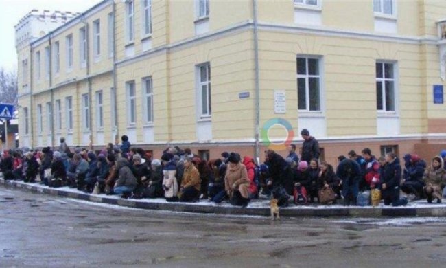 На Франківщині сотні людей на колінах зустрічали тіло загиблого бійця (фото)