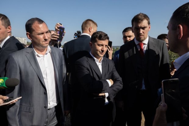 Зеленський у Черкасах жорстко поставив на місце топ-чиновника: "Я перепрошую, коли добудують?"