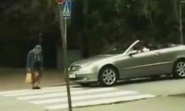 Старушка, задремавшая на переходе, стала звездой YouTube (видео)