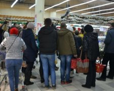 Какое скотство! Охранники известного супермаркета поиздевались над школьницами