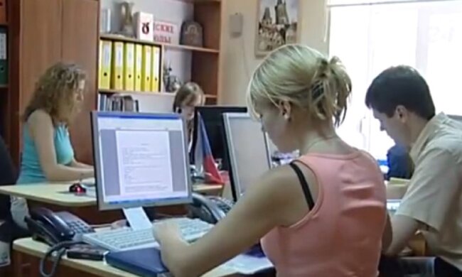 Офисные работники. Фото: скриншот Youtube