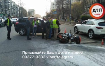 Иномарка снесла мотоцикл в центре Киева: двое пострадавших