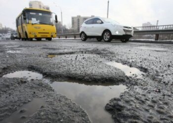 Ями на дорогах, скріншот: YouTube