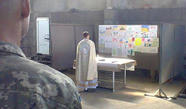 Бойцы АТО молятся на детские рисунки под Донецком